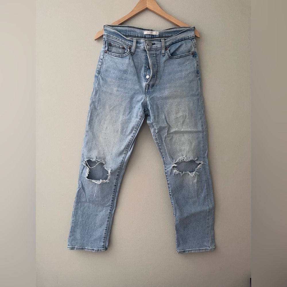 Levi’s Ripped Knee Wedgie Straight